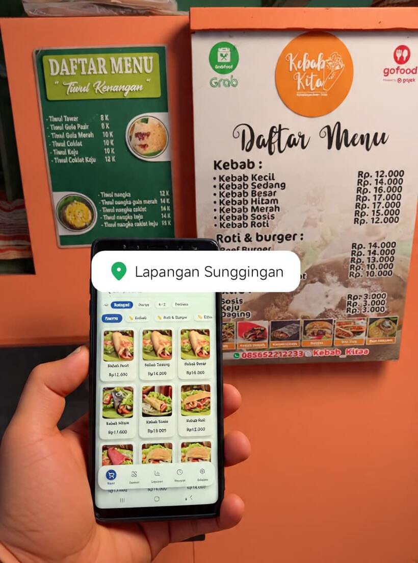 Papan menu warung difoto memakai HP Kasir Dua